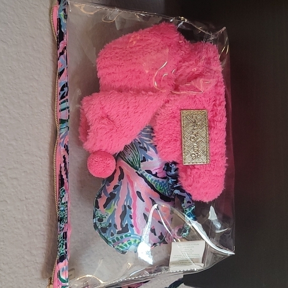 PAMPERING Set w Sleep Mask & Fuzzy Socks - Picture 5 of 5
